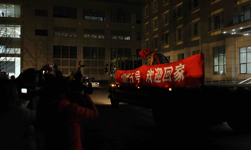 圖為12月17日，在北京中國航天科技集團(tuán)五院，人們?cè)跉g迎嫦娥五號(hào)返回器回到出生地。（新華社記者 金立旺 攝）