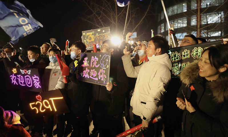 圖為12月17日，在北京中國航天科技集團(tuán)五院，人們?cè)跉g迎嫦娥五號(hào)返回器回到出生地。（新華社記者 金立旺 攝）