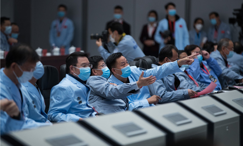 圖為12月3日，航天科技人員在北京航天飛行控制中心監測嫦娥五號上升器工作情況。（新華社記者 金立旺 攝）