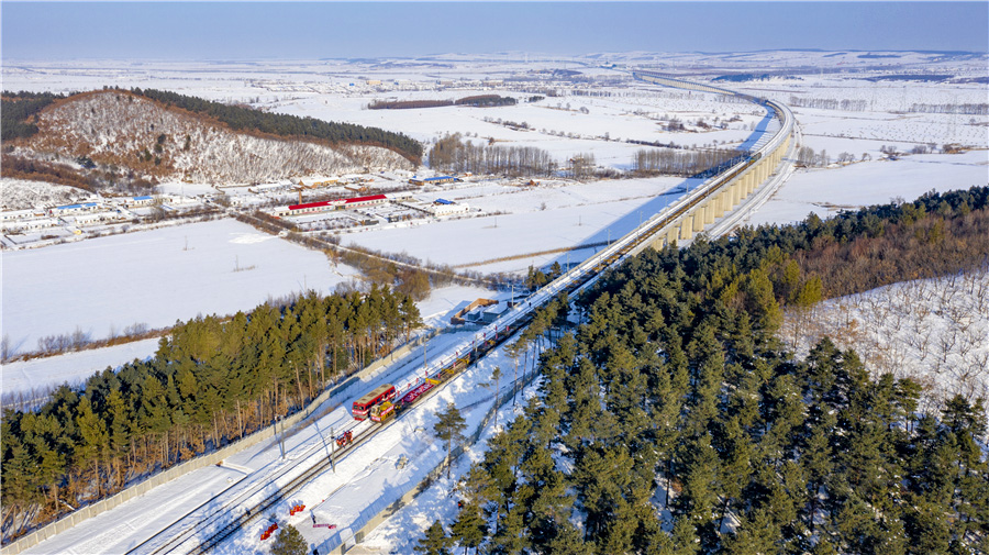 “由于地形因素，線路起伏坡道特別多，鋪軌作業每天都像在坐‘過山車’。”該項目部書記李欽朋介紹說。牡佳高鐵沿線多低山丘陵，全線超過20‰坡度的坡道多達30余處，其中25‰坡度的長大坡道就有10余處。針對這一難題，項目部采用3臺機車聯動的方式進行運輸和對位鋪軌，既增加了推送動力，又解決了鋼軌擦傷問題。圖為鋪軌機鋪軌。