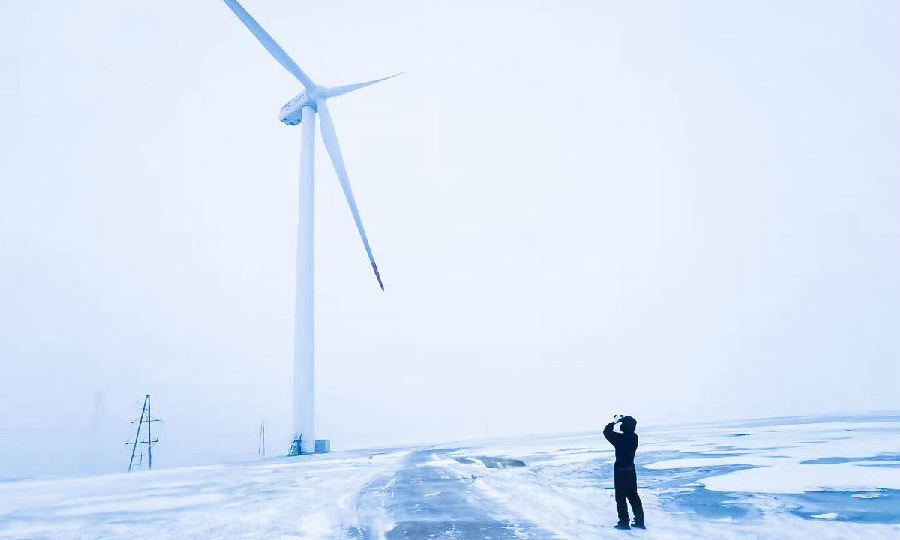 國華投資吉黑乾安風電場員工進行暴雪天氣升壓站特殊巡視工作。（李志鵬 攝）