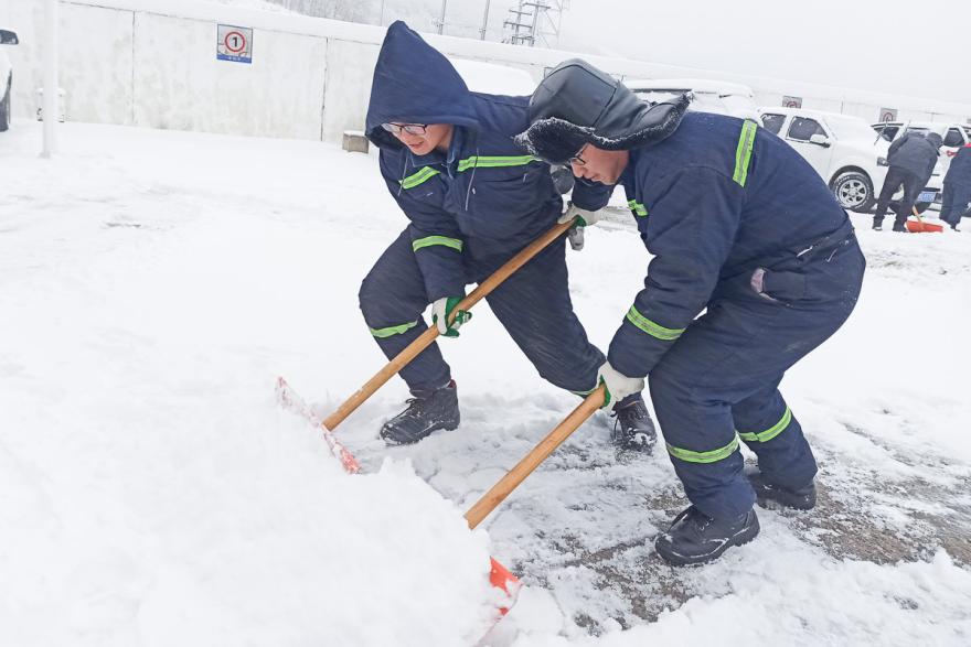 國電電力河北崇禮風電場員工及時清理升壓站積雪。（趙小敏 攝）