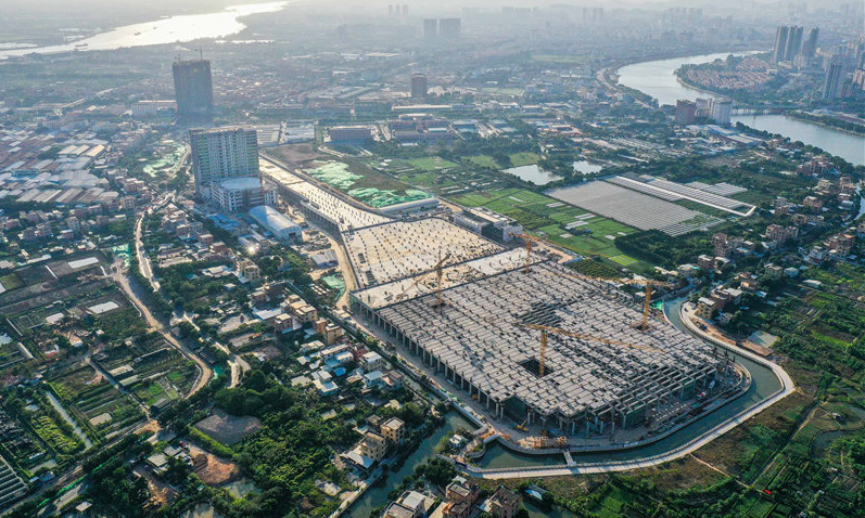日前，由中鐵十一局承建的廣州市地鐵18號線隴枕停車場封頂在即。該停車場占地約21萬平方米，形似一把巨型吉他，主要承擔地鐵車輛的停放、日常保養、列檢及周月檢任務。地鐵18號連接廣州市中心城區與南沙自貿區，設計最高時速160公里。圖為11月9日拍攝的廣州市地鐵18號線隴枕停車場。（新華社記者 劉大偉 攝）