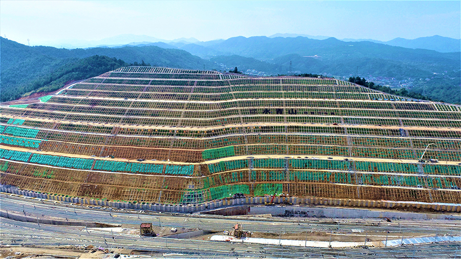 據(jù)悉，該邊坡位于渝懷鐵路增建二線懷化西編組站，其最大垂直高度124米，最大開挖寬度670米。該工程預計12月底達到開通條件。圖為高邊坡全貌。