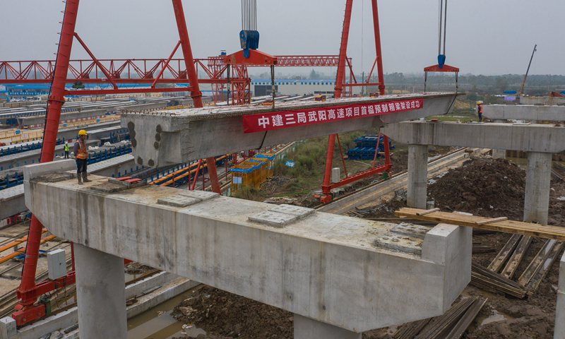 圖為10月18日，來自中建三局的建設者在武陽高速鄂州段建設現場施工。（新華社記者 肖藝九 攝）