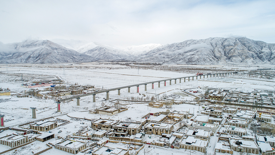 圖為中鐵十一局鋪架隊頂風冒雪架設拉林鐵路首座聲屏障橋梁。（丁慶濱 攝） 