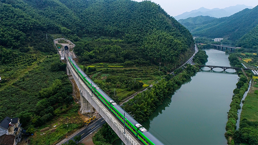 衢寧鐵路是一條多方比選鐵路。該項目從前期研究到建設通車歷經10年，在沿線兩省四地11縣（區）的人民殷切期盼下，終于藍圖成真、建成運營。這其中離不開鐵四院所有設計人員的踏遍青山、優選方案。