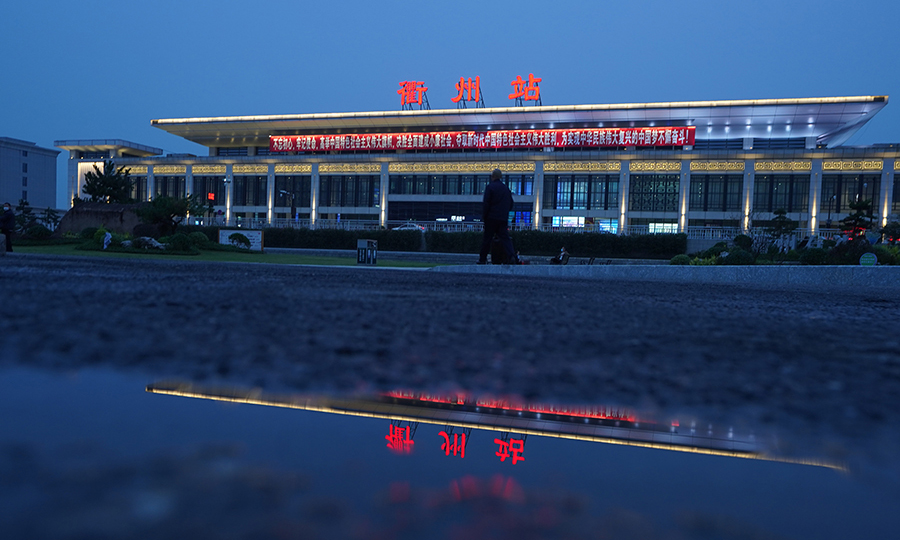 從整個路網來看，衢寧鐵路北接上海至昆明鐵路、衢州至九江鐵路，南連東南沿海鐵路，填補了閩東北、浙西南地區鐵路網空白。據鐵四院衢寧鐵路指揮長屈文杰介紹，該鐵路北連江南文化名城衢州，南接閩東重鎮寧德，沿線山川秀美、峰巒起伏，分布著白水洋國家級地質公園、龍游石窟、歸宗巖、鴛鴦溪等豐富的旅游資源，是一條典型的山海文化旅游交流通道，也是一條脫貧線、致富線。圖為衢寧鐵路起點衢州站。