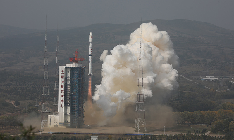 9月27日11時23分，我國在太原衛星發射中心用長征四號乙運載火箭，以“一箭雙星”方式將環境減災二號01組衛星送入預定軌道，發射任務獲得成功。新華社發（鄭逃逃 攝）