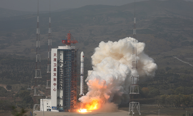 9月27日11時23分，我國在太原衛星發射中心用長征四號乙運載火箭，以“一箭雙星”方式將環境減災二號01組衛星送入預定軌道，發射任務獲得成功。新華社發（鄭逃逃 攝）