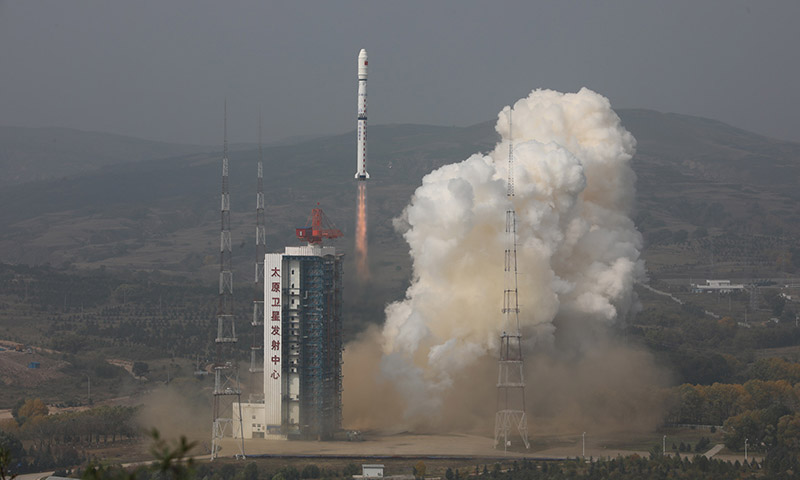 9月27日11時23分，我國在太原衛星發射中心用長征四號乙運載火箭，以“一箭雙星”方式將環境減災二號01組衛星送入預定軌道，發射任務獲得成功。新華社發（鄭逃逃 攝）
