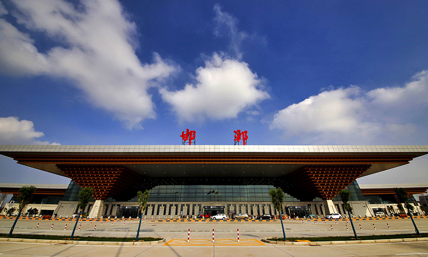 作為服務(wù)京津冀協(xié)同發(fā)展的重點(diǎn)交通項(xiàng)目，邯鄲機(jī)場(chǎng)改擴(kuò)建工程主要包括新建大型航站樓、航管樓、跑道升級(jí)和通航機(jī)庫(kù)，包括智能化的值機(jī)、安檢系統(tǒng)以及增設(shè)5G通訊設(shè)施等，2018年5月開工建設(shè)。