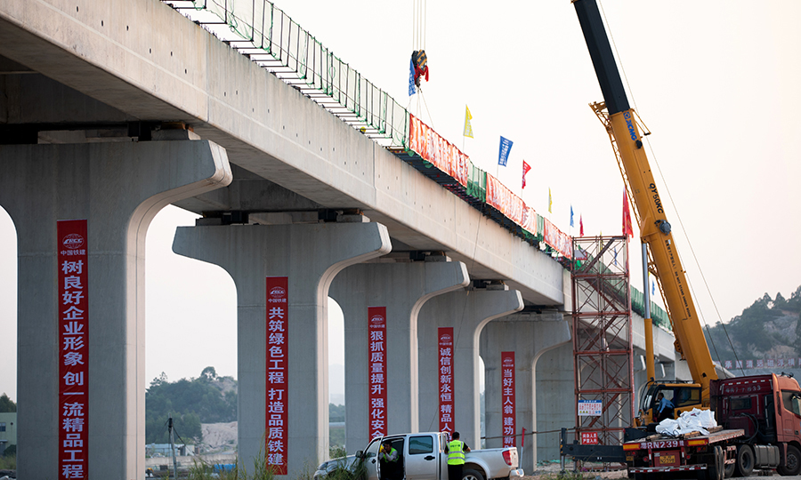 該項(xiàng)目全長(zhǎng)38公里，分兩期建設(shè)。首期全長(zhǎng)8.014公里，設(shè)銀盞站、蓮湖站、長(zhǎng)崗站（遠(yuǎn)景預(yù)留）、長(zhǎng)隆主題公園站4站，將實(shí)現(xiàn)廣清城際銀盞站與長(zhǎng)隆主題公園的快速通達(dá)。后期通過(guò)向東西兩個(gè)方向延伸分別連接長(zhǎng)隆華南虎種源基地和美林湖等地，項(xiàng)目建成后預(yù)計(jì)初期日均客運(yùn)量將達(dá)1.31萬(wàn)人次，遠(yuǎn)期日均客運(yùn)量達(dá)9.14萬(wàn)人次，也將有力推動(dòng)清遠(yuǎn)乃至廣東全域旅游實(shí)現(xiàn)高質(zhì)量、跨越發(fā)展。圖為鋪軌現(xiàn)場(chǎng)。