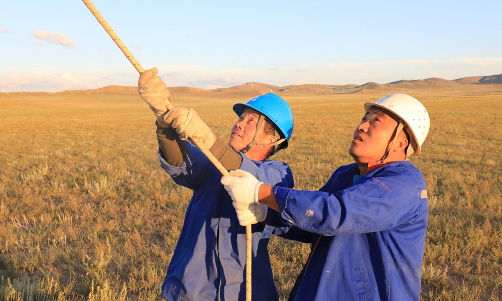 該項(xiàng)目于2019年6月啟動(dòng)，共建設(shè)安裝67臺(tái)單機(jī)容量3.0兆瓦的風(fēng)力發(fā)電機(jī)組，風(fēng)機(jī)總?cè)萘繛?00兆瓦。圖為建設(shè)者正在調(diào)整風(fēng)機(jī)葉片就位方向。