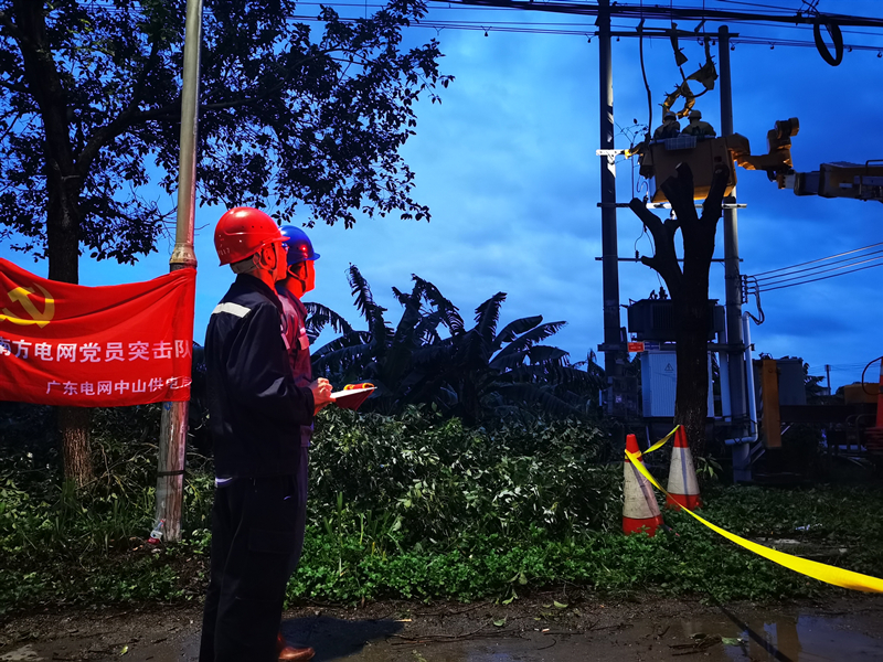 圖為8月19日，南方電網廣東中山供電局黨員突擊隊在崗抗擊臺風，修復受損供電線路。（封曉媚 攝）