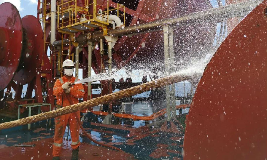 7月24日，有限深圳恩平油田“海洋石油118”FPSO（浮式生產(chǎn)儲(chǔ)卸油裝置）順利完成第200船原油外輸作業(yè)。圖為為保障外輸過程的安全，工作人員對(duì)纜繩進(jìn)行淡水沖洗。