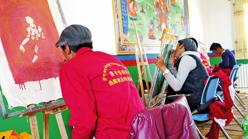 近日，在國家能源集團(tuán)援建的曲麻萊縣職業(yè)技術(shù)培訓(xùn)中心，當(dāng)?shù)厝罕娬趯W(xué)習(xí)唐卡制作技能。