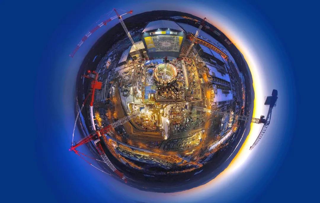 國際熱核聚變實驗堆（ITER）計劃重大工程安裝啟動儀式7月28日在法國該組織總部舉行。國家主席習近平致賀信。超廣角圖顯示了法國正在建造的核聚變反應堆。