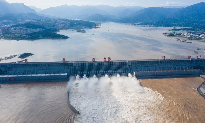 7月26日14時，受長江上游強降雨影響，三峽水庫入庫流量達50000立方米每秒，迎來長江2020年第3號洪水，27日14時洪峰流量達到60000立方米每秒，攔洪削峰達36.7%。圖為7月27日，長江三峽樞紐工程開啟泄洪深孔泄洪。新華社發（鄭家裕 攝）