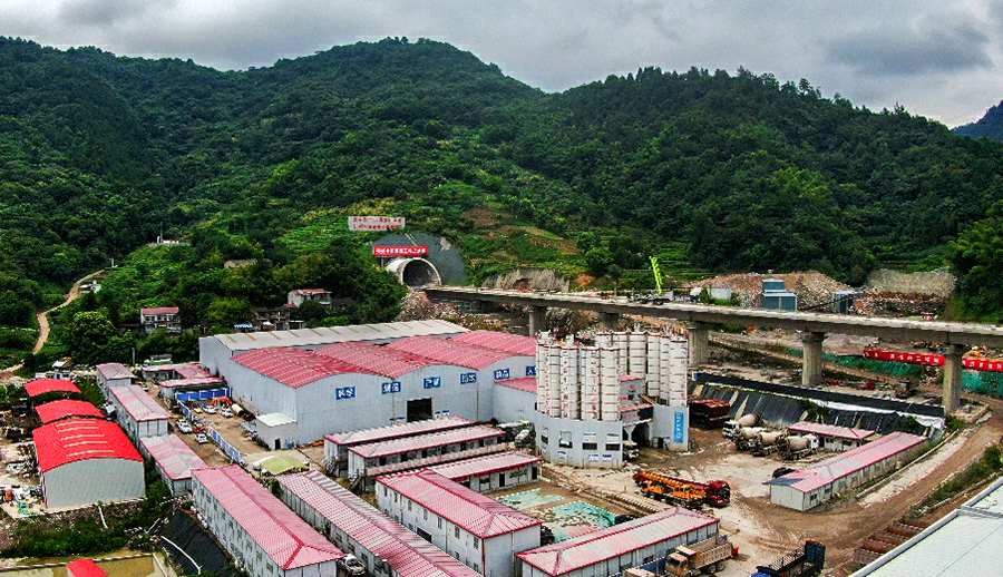 7月27日，由中國鐵建所屬中鐵十八局集團承建的我國華東地區最長高鐵隧道——長達18.226公里的杭紹臺高鐵東茗隧道安全貫通，為杭紹臺高鐵按計劃在2021年建成通車奠定了堅實基礎。圖為杭紹臺高鐵東茗隧道。（劉超 攝）
