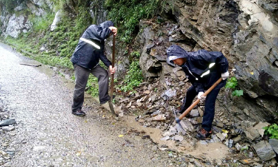 國(guó)家能源集團(tuán)竹溪水電公司清理水電站旁排水邊溝。