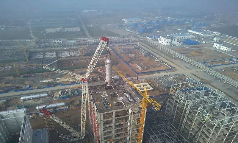 7月13日，由中國化學(xué)工程十一建公司承建的內(nèi)蒙古匯能煤化工有限公司煤制天然氣項目（二期工程）多噴嘴對置式氣化爐吊裝成功。圖為設(shè)備垂直后放入氣化框架吊裝孔。
