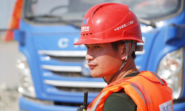 圖為7月12日，工作人員在問桂道圩堤施工現(xiàn)場調(diào)度車輛。