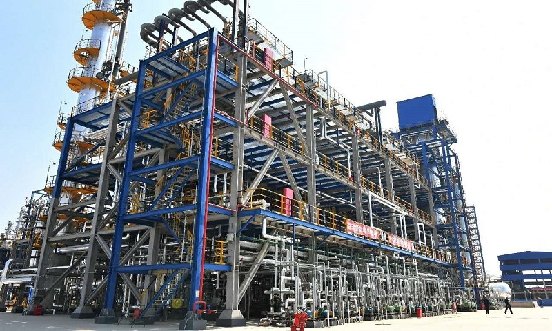 6月29日，中國化學(xué)工程六公司承建的山東濱化濱陽燃化有限公司40萬噸/年工業(yè)白油項目主裝置一次開車成功。圖為項目現(xiàn)場。