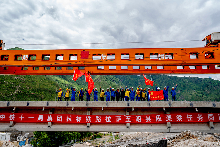 圖為建設者慶祝架梁完成。（丁慶濱 攝）