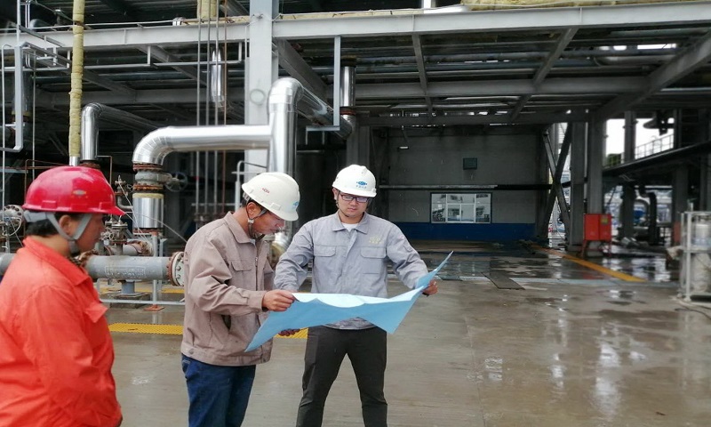 中國化學工程三公司承建的制氫中心占整個項目近一半的工程量，合同額2.5億元。圖為工程技術人員就氣化單元電纜走向與施工班組進行技術交底。