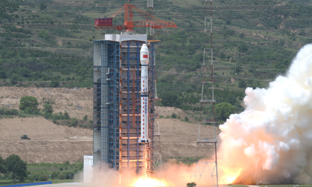 7月3日11時10分，長征四號乙運載火箭在太原衛星發射中心成功執行一箭雙星任務，將高分辨率多模綜合成像衛星及搭載的“西柏坡號”科普衛星（八一02星）發射升空，衛星順利進入預定軌道，發射取得圓滿成功。此次發射的高分辨率多模綜合成像衛星由中國航天科技集團有限公司五院研制。圖為長四乙火箭點火升空。（鞠明君 攝）