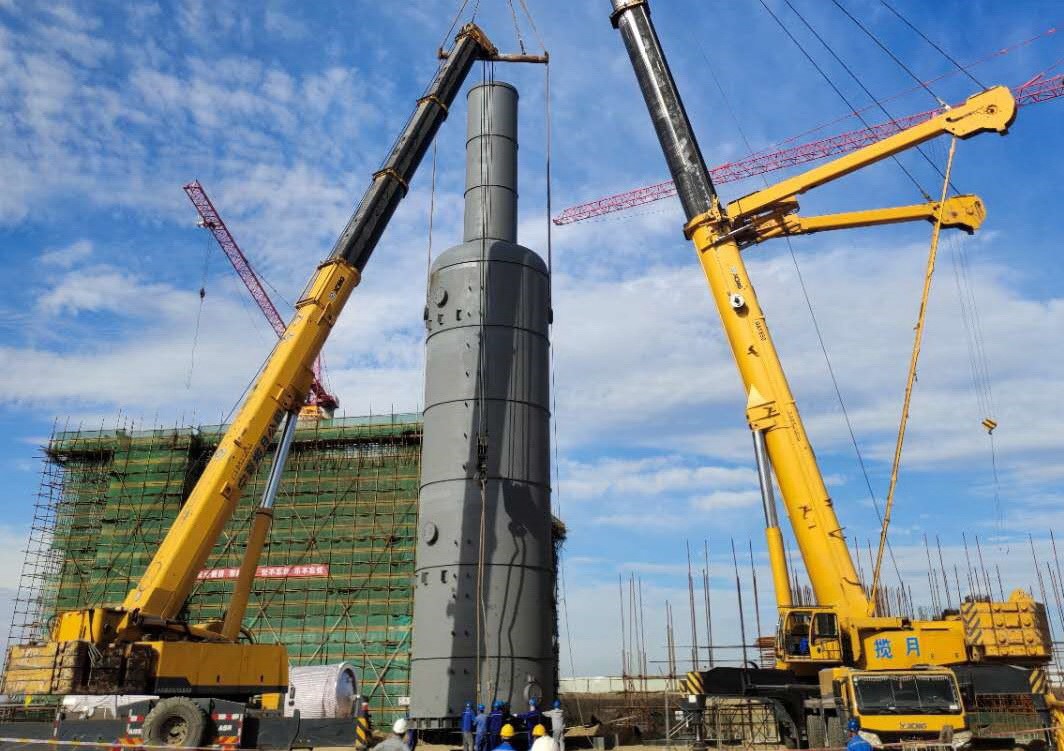 6月29日，中國化學(xué)工程三公司承建的寧夏鯤鵬清潔能源有限公司乙二醇項(xiàng)目完成空分裝置空冷塔、水冷塔吊裝。該項(xiàng)目采用草酸酯法工藝技術(shù)，年產(chǎn)40萬噸乙二醇、2.24億標(biāo)方氫氣，副產(chǎn)1.1萬噸硫磺等產(chǎn)品。該項(xiàng)目是現(xiàn)代煤化工產(chǎn)業(yè)示范項(xiàng)目，對(duì)寧夏寧東化工基地補(bǔ)全產(chǎn)業(yè)鏈條、加快產(chǎn)業(yè)轉(zhuǎn)型升級(jí)、推動(dòng)經(jīng)濟(jì)高質(zhì)量發(fā)展、打造世界一流的現(xiàn)代煤化工基地具有重要意義。