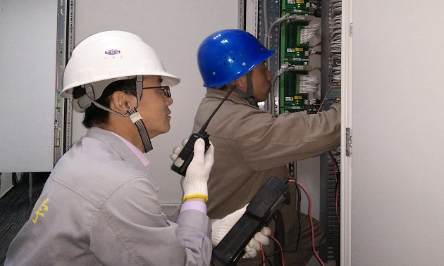 圖為電儀施工人員正進(jìn)行空壓站儀表調(diào)試。