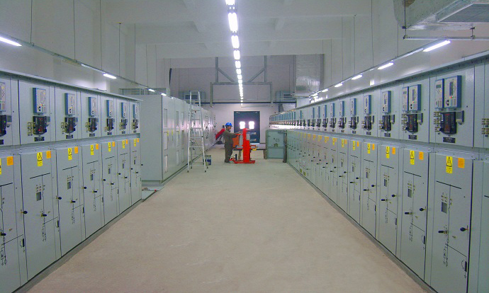 圖為高壓變電所已完成調(diào)試。