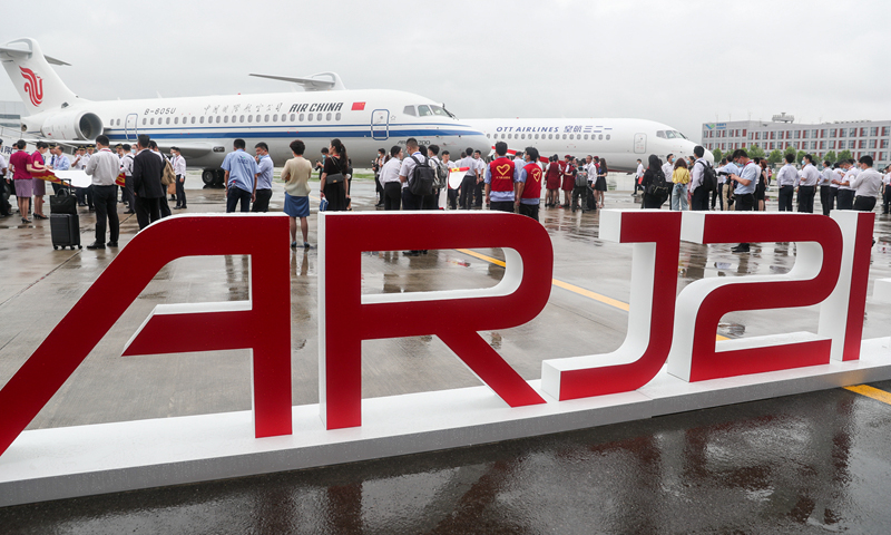 6月28日，三架嶄新涂裝的國產(chǎn)新支線客機ARJ21飛機在位于上海浦東的中國商用飛機有限責(zé)任公司總裝基地集結(jié)，分別交付給國航、東航、南航三大航空公司，標志著ARJ21進入我國主流民航市場。圖為嶄新涂裝的國產(chǎn)新支線客機ARJ21飛機停放在中國商用飛機有限責(zé)任公司總裝基地內(nèi)。（新華社記者 丁汀 攝）