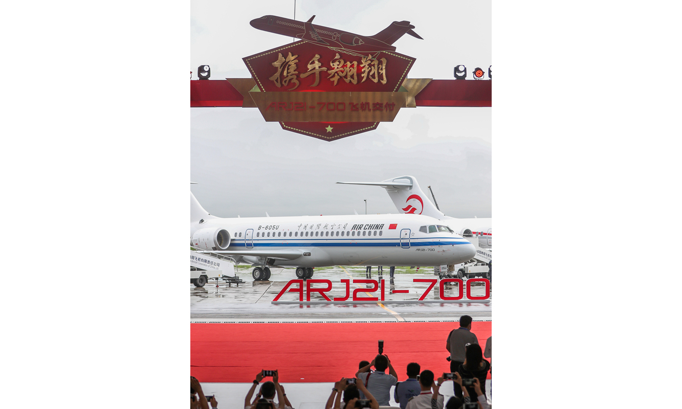 圖為6月28日拍攝的飛機交付儀式現(xiàn)場。（新華社記者 丁汀 攝）