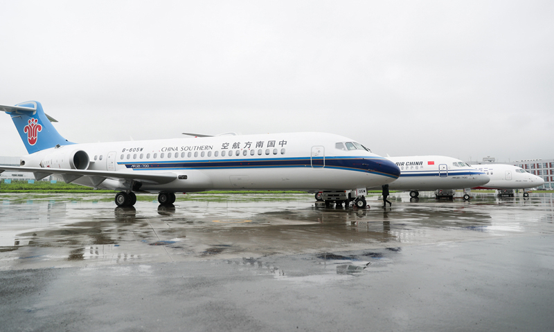 圖為6月28日，三架嶄新涂裝的國產(chǎn)新支線客機ARJ21飛機停放在中國商用飛機有限責(zé)任公司總裝基地內(nèi)。（新華社記者 丁汀 攝）