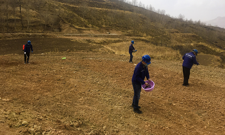 高原上的每一塊草皮都是金子。在工程完工時，工人對棄渣場進行平整、覆土，并組織人員播撒草籽，恢復原有生態面貌，促進了當地生態系統的良性循環，保持了高原水土。圖為春天來了，工人在撒播草種。