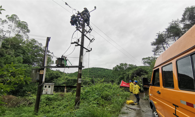 6月7日，南方電網廣西桂林供電局兩江供電所搶修人員對10千伏渡河沙線進行搶修。（梁承海 韋競禎 攝）