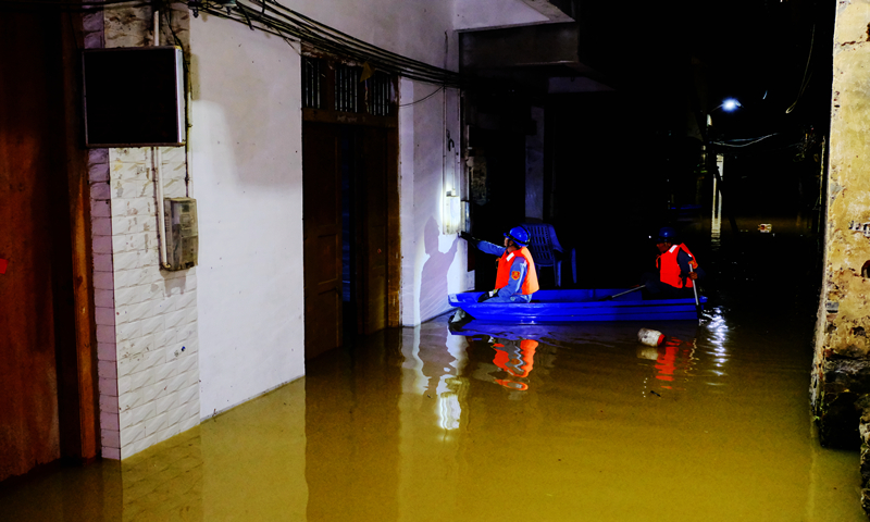 近日我國南方多地持續遭遇暴雨襲擊，部分城市積水內澇嚴重，電網跳閘，山區發生山體滑坡，生產生活受到影響。6月8日10時，南方電網公司啟動防汛Ⅳ級響應。截至10日16時，南方電網廣西電網公司累計投入應急和搶修人員11264人次、車輛2627車次、發電車7臺、發電機48臺進行搶修復電，已有160.98萬近97%因災停電用戶恢復供電。圖為6月9日晚，柳江河水漫入柳州市里雍鎮，最深處達2米，南方電網廣西柳州供電局搶險隊員連夜架著小船，挨家挨戶為進水的商鋪和民居電力設備進行安全處理，協助受災群眾安全轉移。