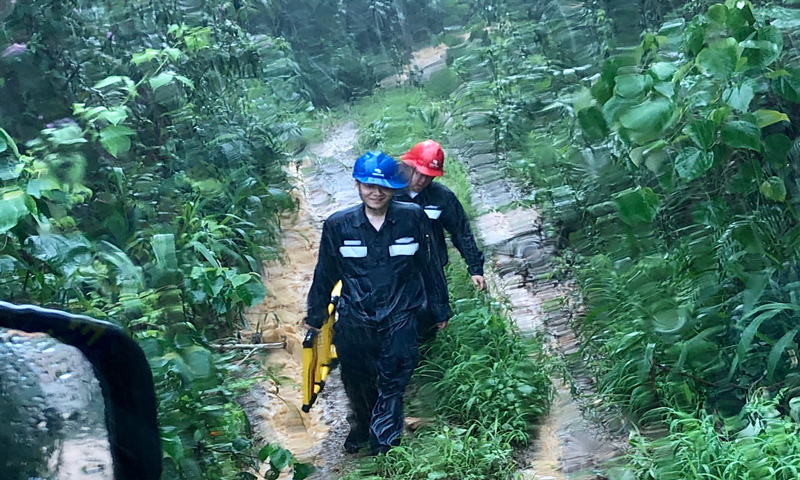 龍舟水攜雷電大風連日肆虐，等來雨歇間隙，南方電網廣東韶關翁源供電局技術人員爭分奪秒，穿梭于山嶺、低洼地帶，根據天氣變化調整自動化開關定值，使電力線路設備處于最優運行狀態。完成工作后，原本的晴天瞬時風雨大作，兩名工作人員在返回的路途中被淋成了“落湯雞”。