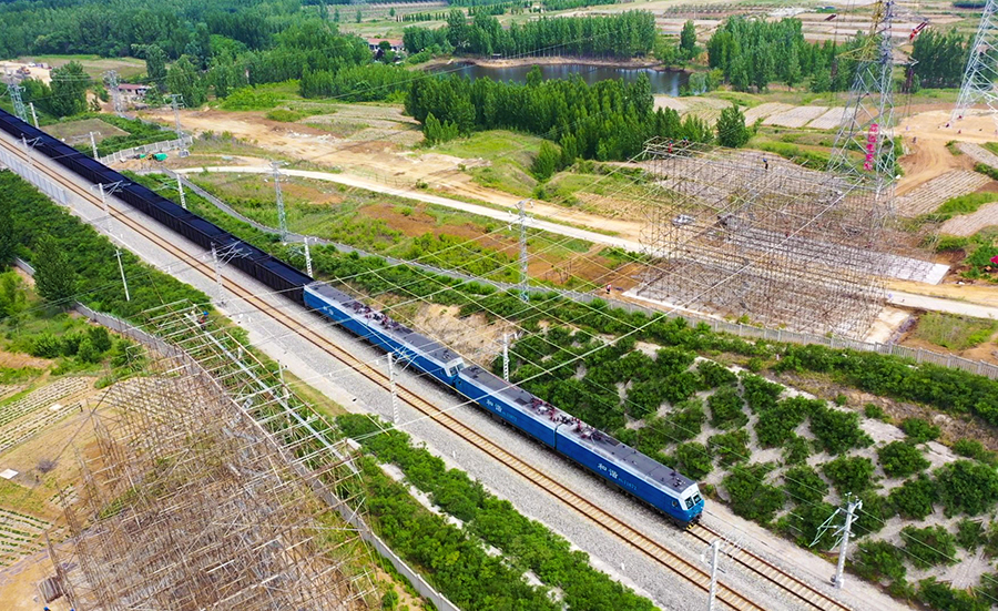6月6日凌晨兩點，220千伏城鵬線成功送電，標志著由中國鐵建所屬中鐵十四局電氣化公司承建的濟萊高鐵首條超高壓線路遷改工程順利完成。圖為遷改施工中，在鐵路既有線上空架設絕緣防護網。（范成濤 攝）
