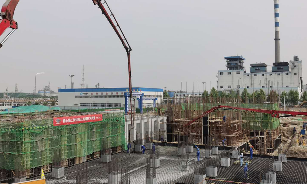 6月2日，中國化學(xué)工程三化建承建的淄博海益碳三綜合利用項目丙烷脫氫制丙烯裝置完成大型反應(yīng)框架基礎(chǔ)3959立方大體積混凝土澆筑，標志著該項目主體工程施工正式拉開序幕。