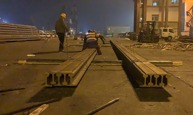 圖為5月4日凌晨，中國鐵物軌道集團工人晝夜作業打包鋼軌。