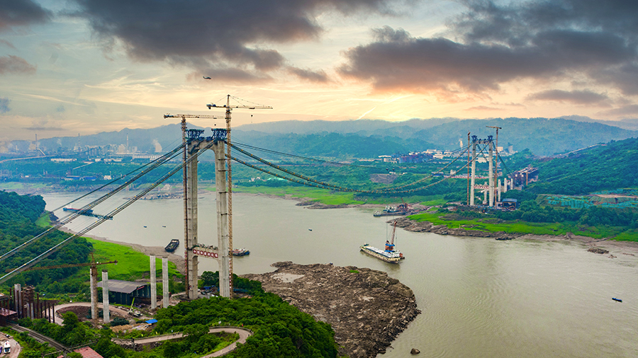 5月25日下午，由中國鐵建承建的大跨度跨長江懸索橋——重慶長壽長江二橋首段鋼箱梁吊裝成功。圖為航拍下的重慶長壽長江二橋施工現場。