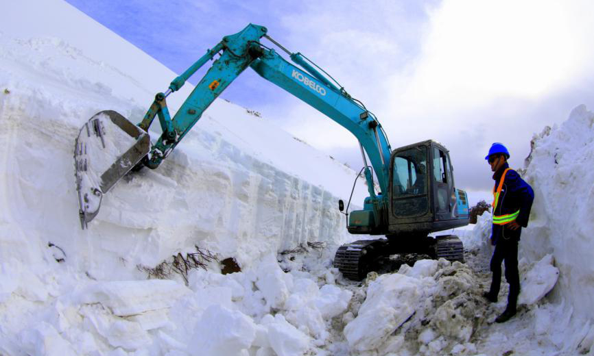 早在4月份，國家電網工作人員就開始為運輸道路冰雪除障。4月14日，為搶通前往重冰區的N112和N114冰雪通道，確保阿壩夾壁至馬塘110千伏線路新建工程整體施工進度，國網成都供電公司援建人員繆璐駿等人利用挖掘機進行運輸道路冰雪除障。