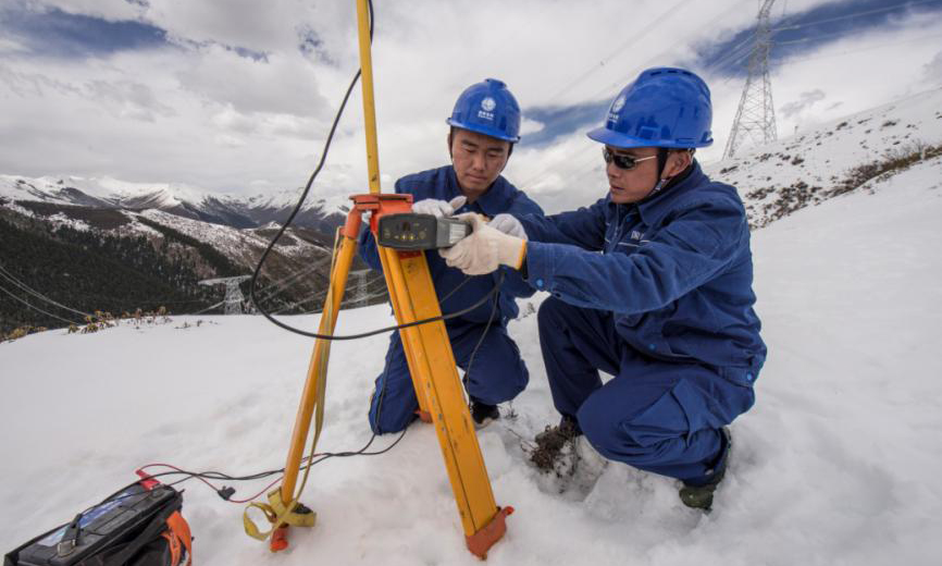 4月15日，國網成都供電公司援建人員劉屹、俞師愚一行頂風沐雪，在阿壩夾壁至馬塘110千伏線路新建工程N112號塔位開展復測定位工作。
