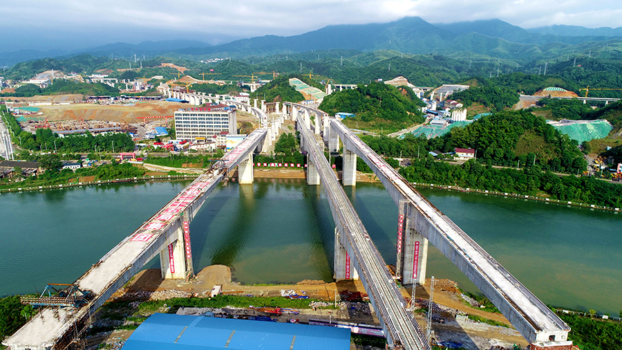 圖為舞水灣灘特大橋橫跨大河側景。（向雅斯 攝）