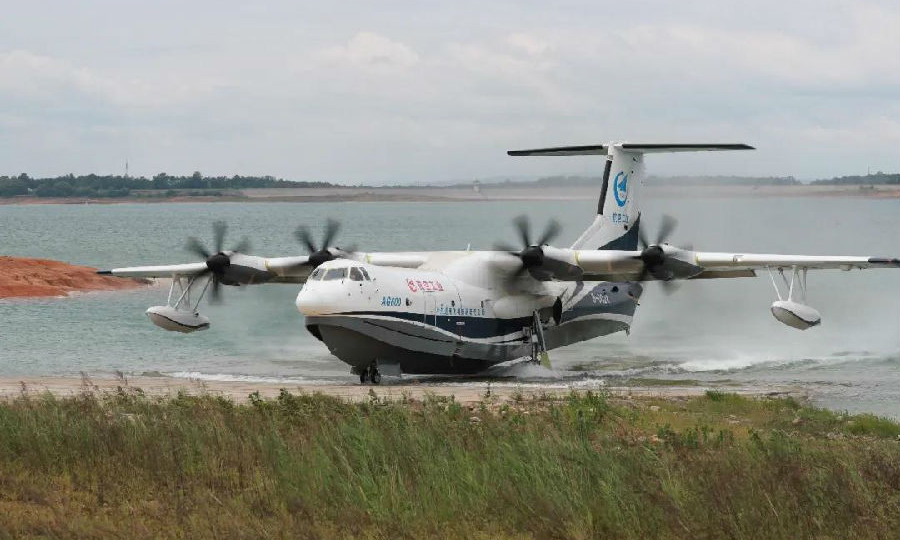 圖為5月8日，AG600飛機(jī)完成今年首次水上滑行。