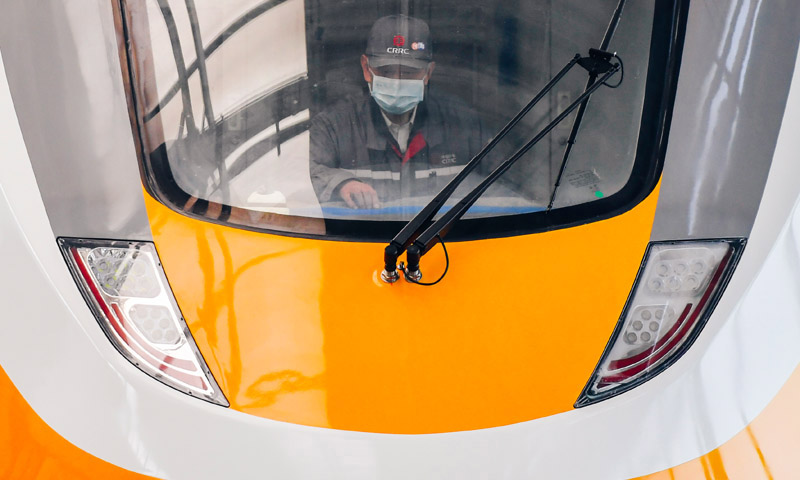 近日，中車長客股份公司研發的新型中低速磁浮列車首列車進入整車動態調試階段，該型列車將用于廣東省首條中低速磁浮線——清遠磁浮旅游專線。列車最高運行速度達每小時120公里。圖為4月29日，中車長客股份公司職工對新型中低速磁浮列車進行調試整備工作。（新華社記者 許暢 攝）